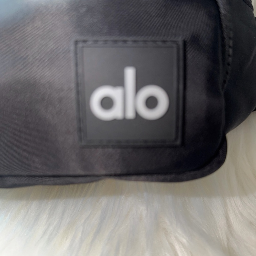 ALO Yoga Sleek Black Belt Bag - Picture 2 of 10